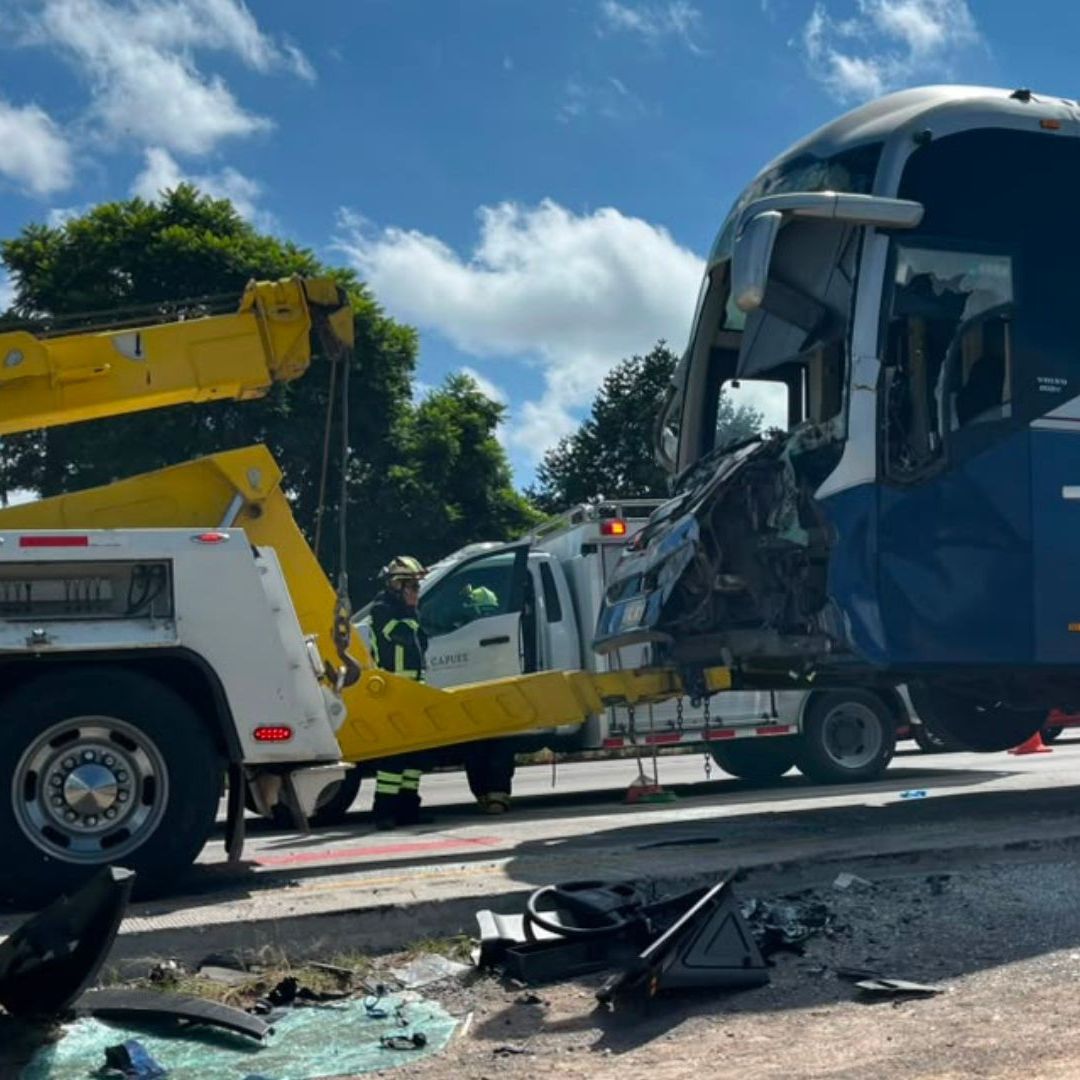 Accidente en la Autopista 57 Deja un Conductor Atrapado y Tráfico Hacia Querétaro